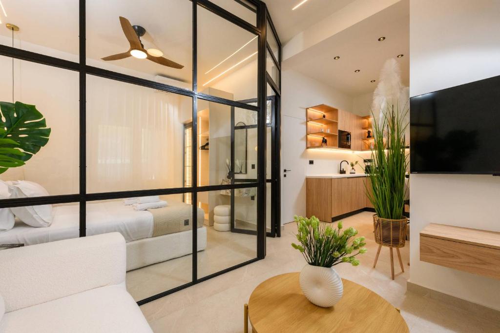 Living area with sofa and flat-screen TV – Sentio Thassos Suites