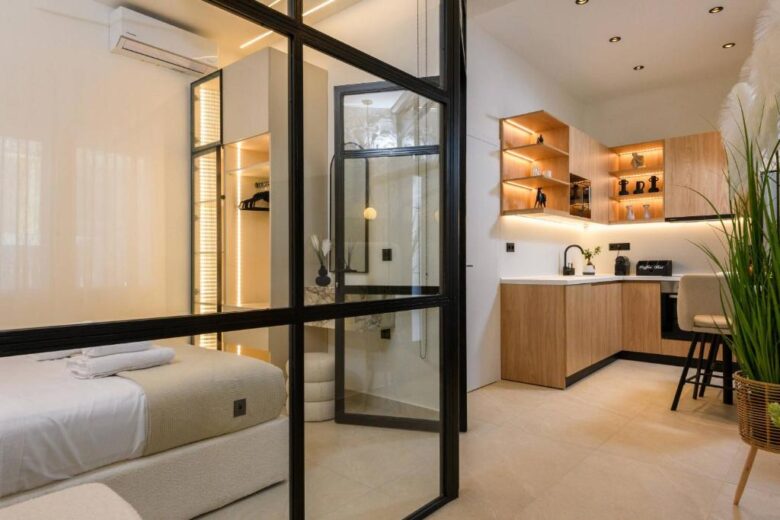 Living area with sofa and flat-screen TV – Sentio Thassos Suites