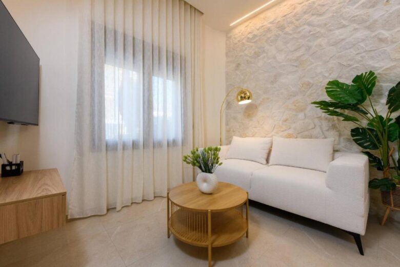 Living area with sofa and flat-screen TV – Sentio Thassos Suites