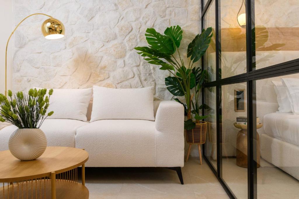 Living area with sofa and flat-screen TV – Sentio Thassos Suites