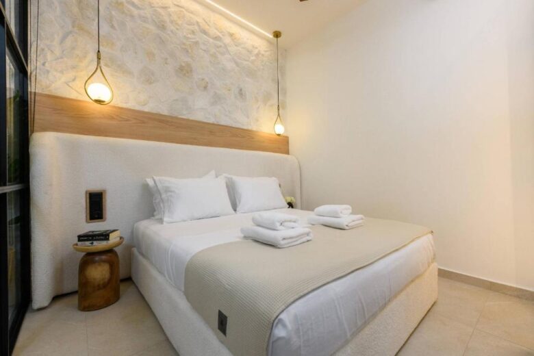 Living area with sofa and flat-screen TV – Sentio Thassos Suites