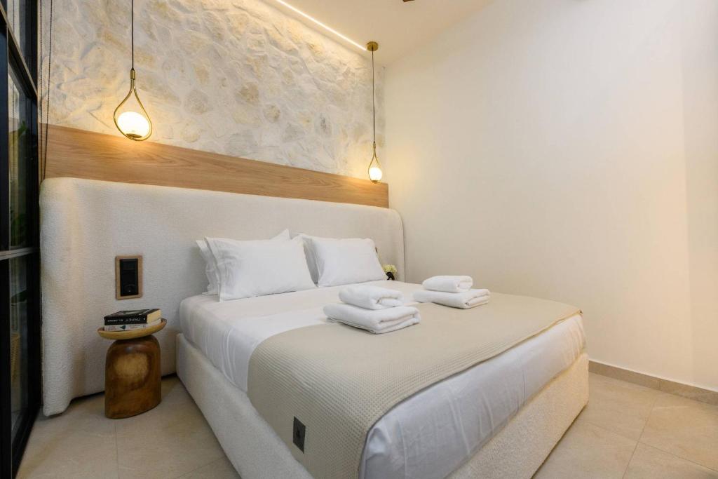 Living area with sofa and flat-screen TV – Sentio Thassos Suites