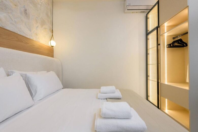 Living area with sofa and flat-screen TV – Sentio Thassos Suites