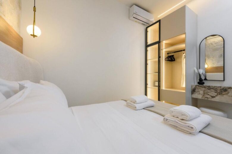 Living area with sofa and flat-screen TV – Sentio Thassos Suites