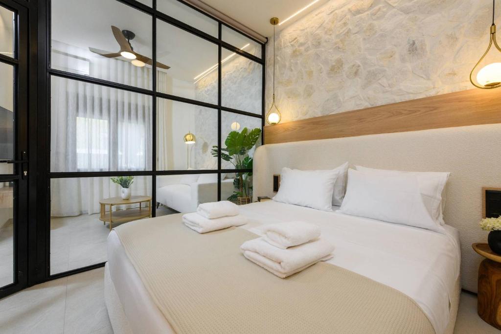 Living area with sofa and flat-screen TV – Sentio Thassos Suites