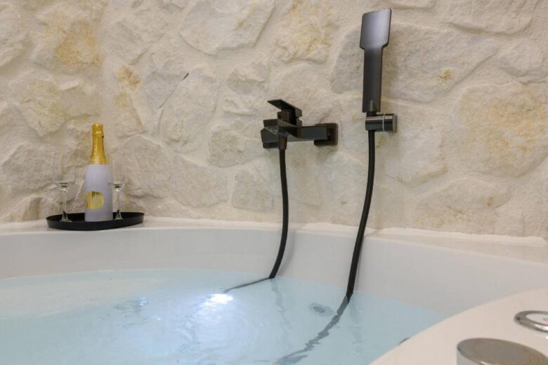 Deluxe Suite with indoor and outdoor jacuzzi – Sentio Thassos