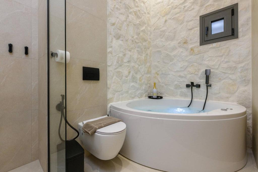 Deluxe Suite with indoor and outdoor jacuzzi – Sentio Thassos