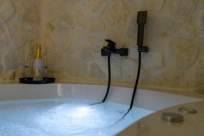 Deluxe Suite with indoor and outdoor jacuzzi – Sentio Thassos