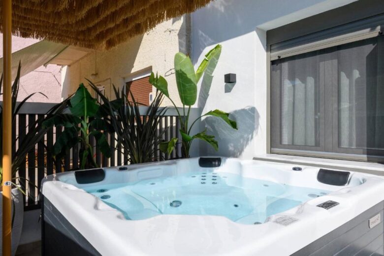Deluxe Suite with indoor and outdoor jacuzzi – Sentio Thassos