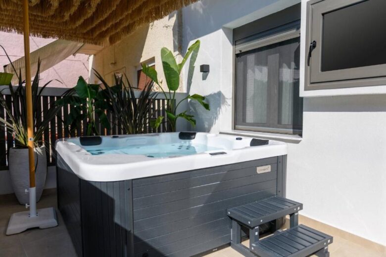 Deluxe Suite with indoor and outdoor jacuzzi – Sentio Thassos