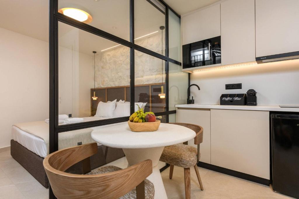 Living area with sofa and flat-screen TV – Sentio Thassos Suites