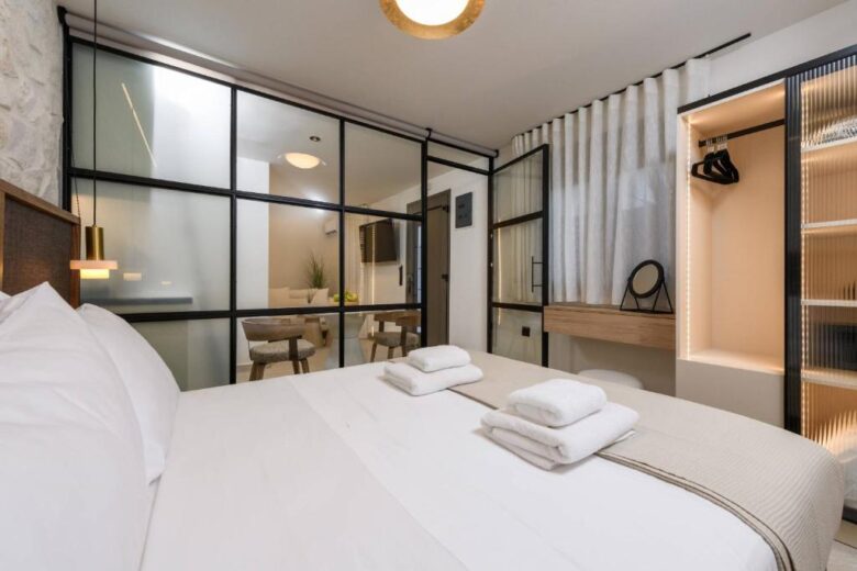 Deluxe Suite with indoor and outdoor jacuzzi – Sentio Thassos