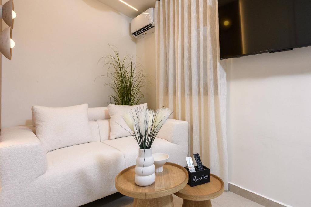 Deluxe Suite with indoor and outdoor jacuzzi – Sentio Thassos