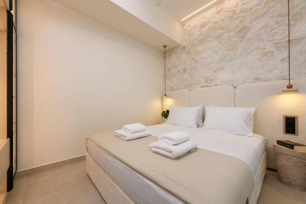 Comfortable queen-size bed – Sentio Thassos