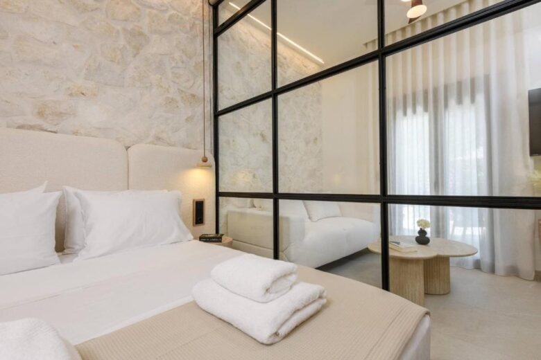 Comfortable queen-size bed – Sentio Thassos