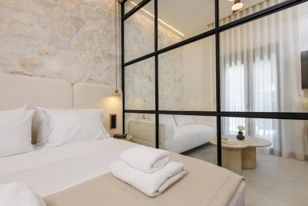 Comfortable queen-size bed – Sentio Thassos