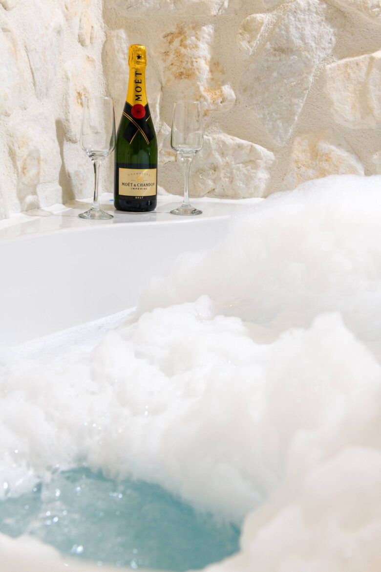 Deluxe Suite with indoor and outdoor jacuzzi – Sentio Thassos